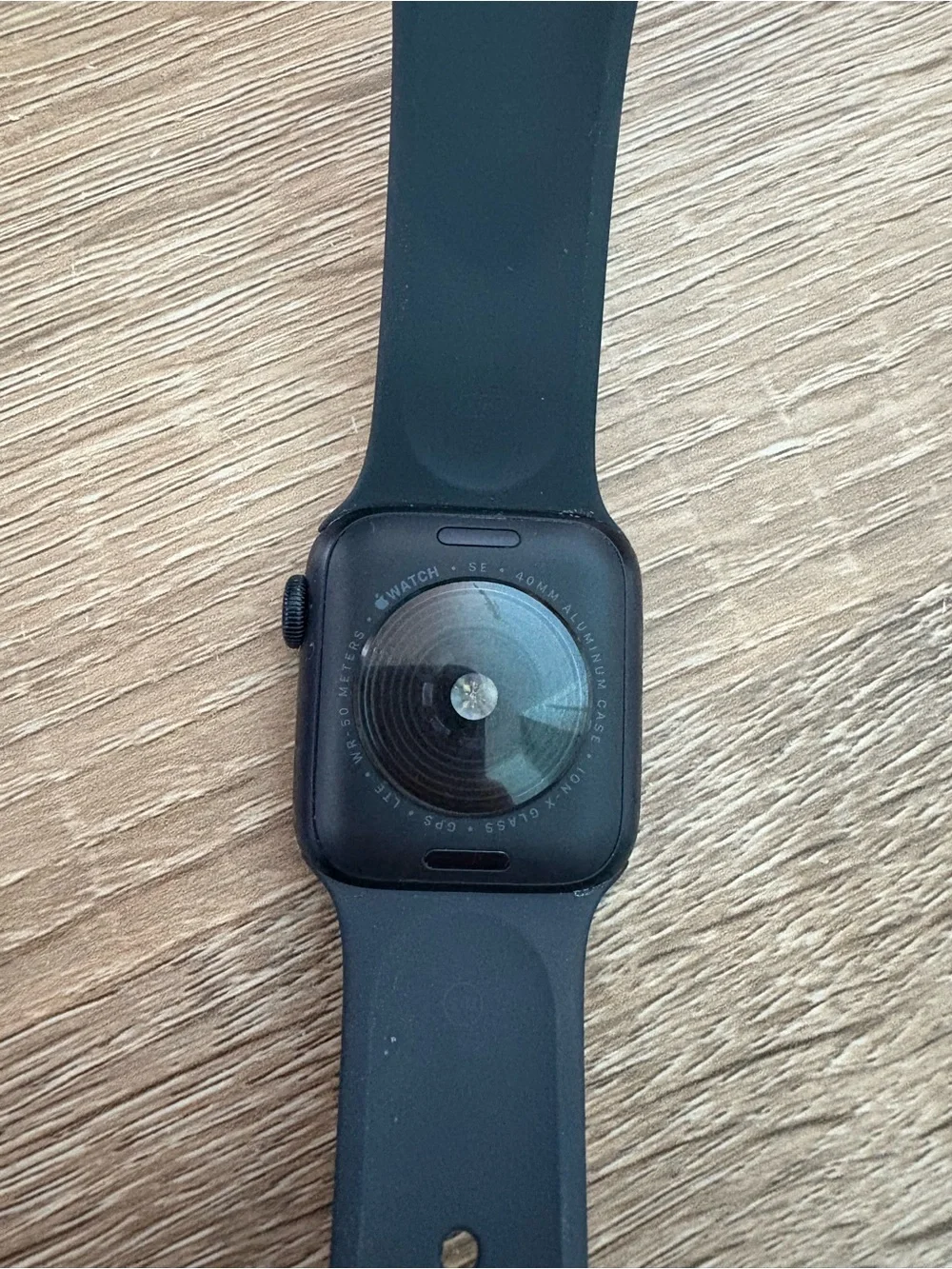 Apple Watch SE (GPS + Cellular) (2nd Generation) + Charger